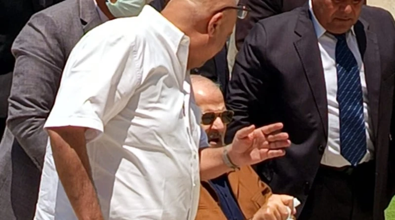 على كرسي متحرك. ممدوح عباس في جنازة هاني شاكر