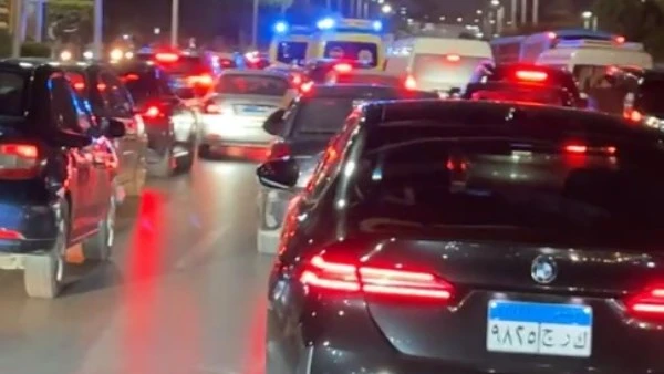 ازدحام طريق صلاح سالم أثناء نقل جثمان الراحل هاني شاكر إلى مستشفى زايد التخصصي