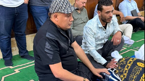 النظرة الأخيرة. الحزن يسيطر على حمو يكا في جنازة والده| صور