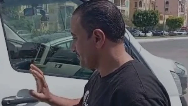 أحد جمهور هاني شاكر يودعه قبل انطلاق الجثمان من مستشفى الشيخ زايد التخصصي