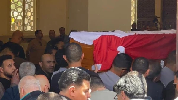 ملفوف في علم مصر..وصول جثمان هاني شاكر إلى مسجد أبو شقة