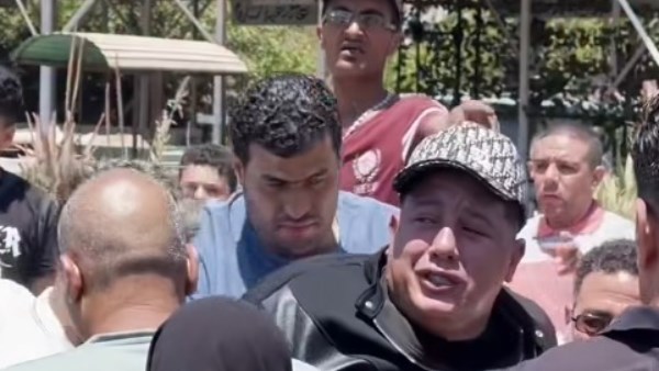حمو بيكا باكيا خلال جنازة والده: كنت بعمله كل اللي نفسه فيه