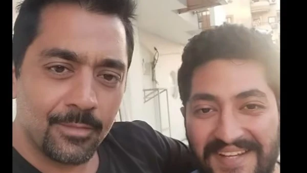 أحمد فلوكس ينشر فيديو طريف مع شبيهه: سايبلكم النسخة بتاعتي في الغردقة