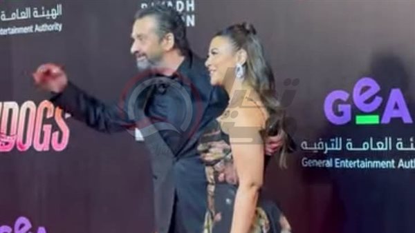 زوجة كريم عبد العزيز تدعمه وعمرو أديب أبرز الحضور. لقطات من العرض الخاص لـ 7Dogs
