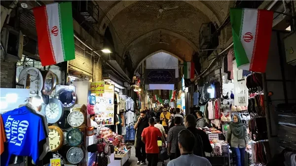 انهيار تاريخي للريال الإيراني.. اتهامات أمريكية للنظام بـ"الفساد" وسط تصاعد الضغوط الاقتصادية