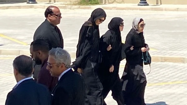 وصول ميرفت أمين وخالد الجندي لتوديع هاني شاكر