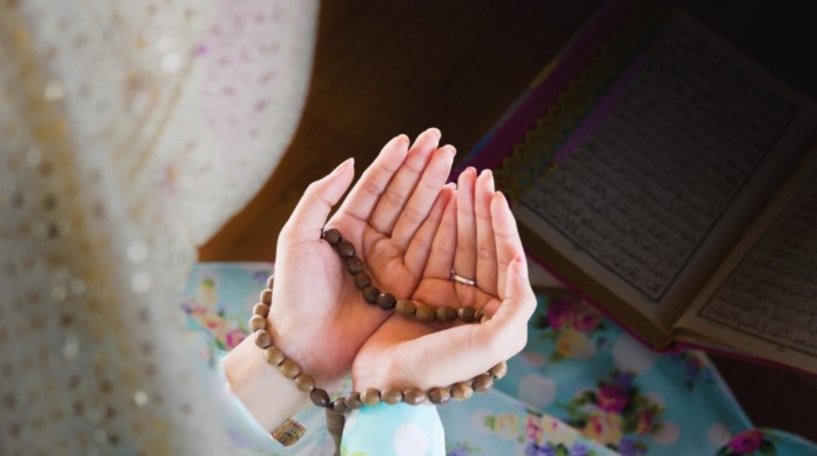 فضل ورحمة. كيف تنال الحائض أجر يوم عرفة كاملًا من البيت؟ عالم بالأوقاف يُجيب