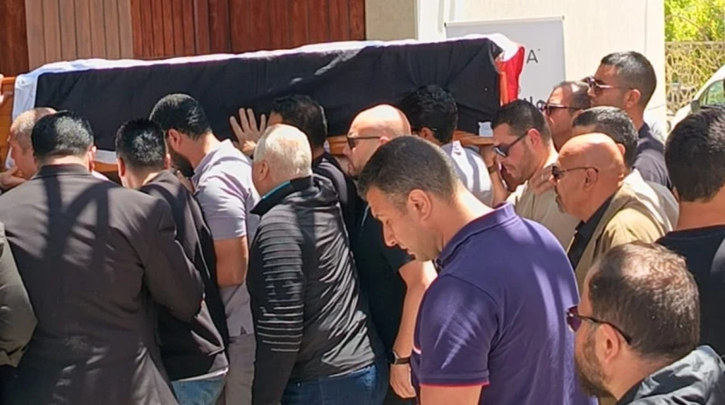 ملفوف بعلم مصر. وصول جثمان هاني شاكر لمسجد "أبو شقة" للصلاة عليه (فيديو)