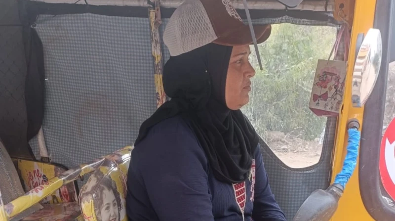 "بتجري على رزقها من الفجر". شيرين تقهر المستحيل بـ"توكتوك" في كفر الشيخ