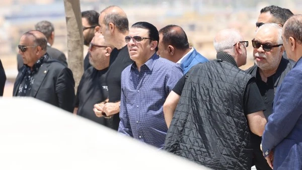 أشرف زكي ولميس الحديدي وممدوح عباس يصلون لتوديع هاني شاكر
