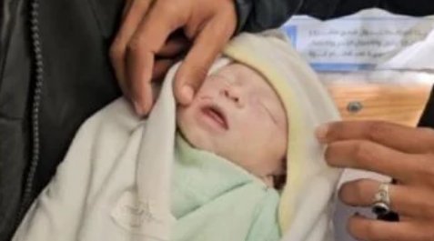 ممرضه مزيفة إختطفت الرضيع إبن ساعات وهربت