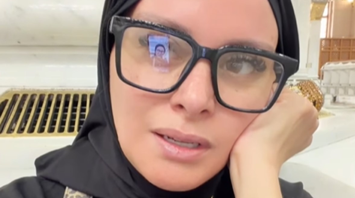 لمياء فهمي ترد على الجدل حول إطلالتها في المسجد النبوي: "أنا في بيت ربنا"