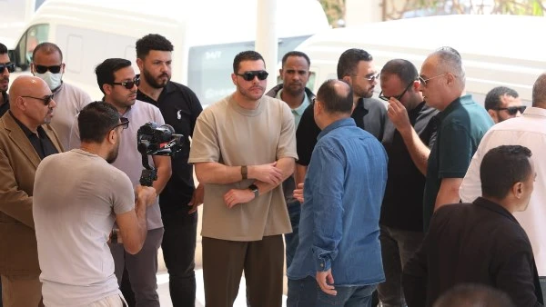 علامات الحزن تسيطر على نجل هاني شاكر في جنازته