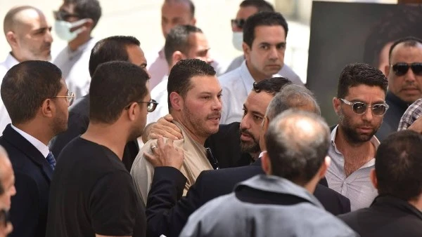 نجل هاني شاكر يلقي نظرة الوداع على والده الراحل