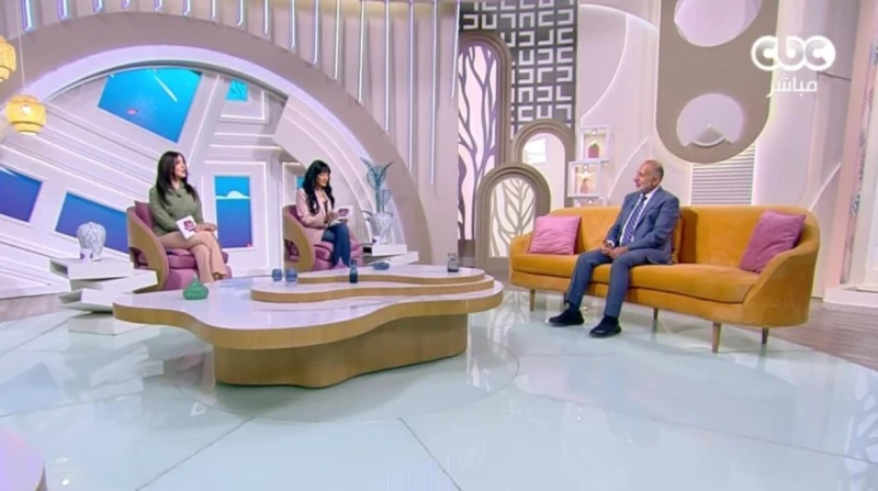 زوجة في البيت وأخرى افتراضية. الخيانة الإلكترونية مسؤولية من؟ استشاري يوضح