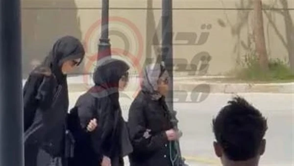 مش قادرة تقف على رجلها. لحظة وصول ميرفت أمين لـ جنازة هاني شاكر
