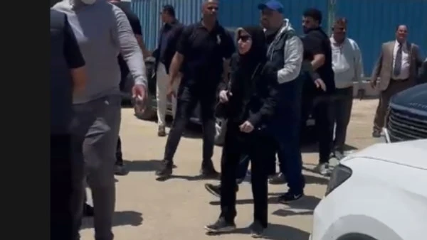هالة سرحان تغادر جنازة هاني شاكر