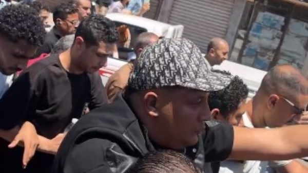 انهيار حمو بيكا أثناء تشييع جثمان والده الراحل