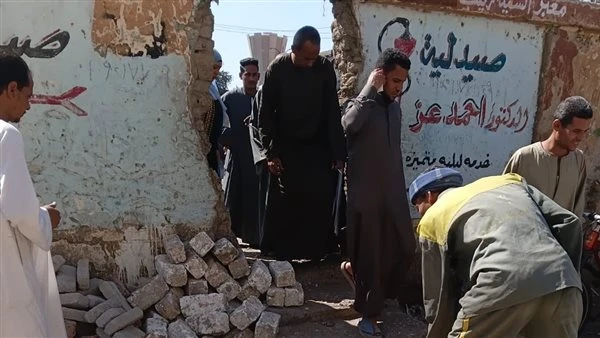 غلق منفذ غير شرعي للعبور على السكة الحديد بمنطقه حي وسط بالأقصر