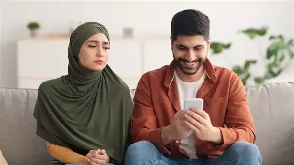 استاذ طب نفسي: الخيانة الإلكترونية عرض لخلل في العلاقة