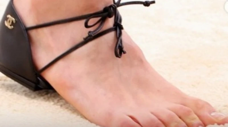 يغطي الكاحل ويترك القدم للرصيف. حذاء شانيل يشعل الجدل بين الجمهور