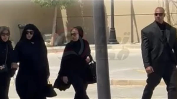 فيفي عبده ولبلبة. بدء توافد نجوم الفن على جنازة هاني شاكر| صور