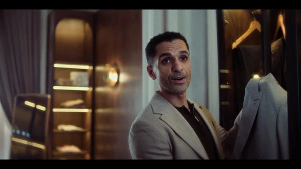 سامي الشيخ يفاجىء خالد في منزله في مسلسل الفرنساوي