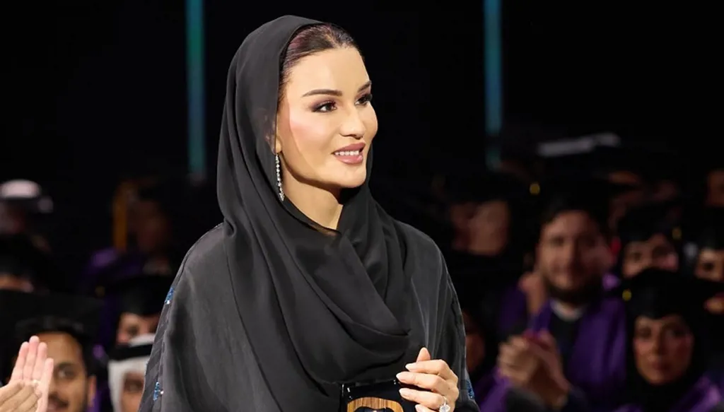 الشيخة موزا تتألّق بالأسود المطرّز خلال لقائها الفائزين بجائزة "مؤسسة قطر للتفوّق" (صور)