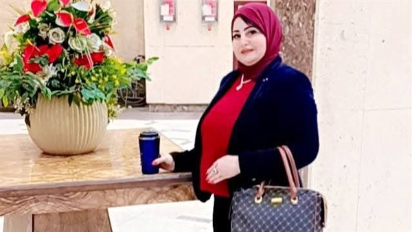 دكتورة أمل منصور تكتب: المرأة التي تضحك كثيرا.. ماذا تخفي داخلها؟