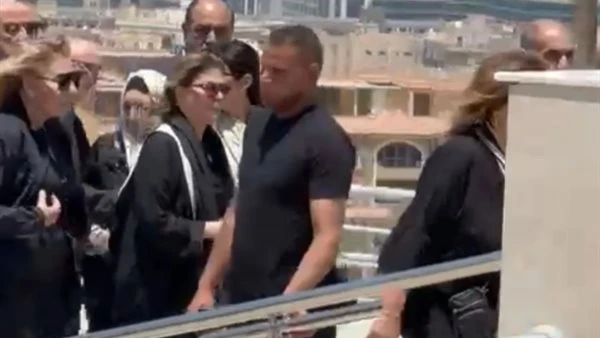 انهيار وصدمة. الحزن يسيطر على زوجة هاني شاكر ونجله خلال مراسم الجنازة| صور