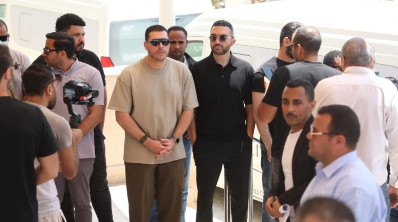 الوداع الأخير. 11 صورة ترصد أحزان النجوم في جنازة هاني شاكر