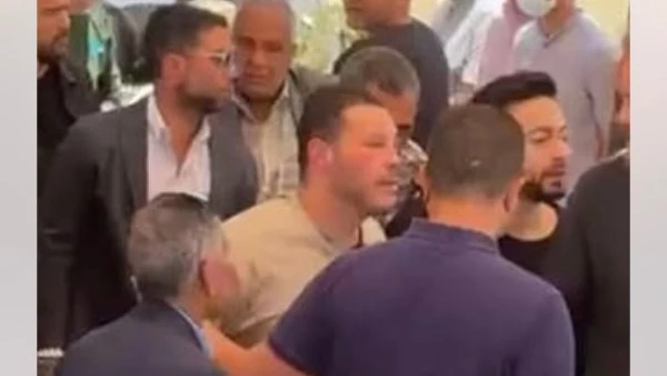 حمادة هلال ينهار بالبكاء أثناء صلاة الجنازة على هاني شاكر