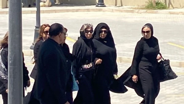 وصول فيفي عبده وبوسي شلبي لجنازة هاني شاكر