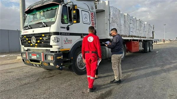 الهلال الأحمر يطلق قافلة «زاد العزة» 189 بحمولة أكثر من 3 آلاف طنًا من المساعدات الإنسانية