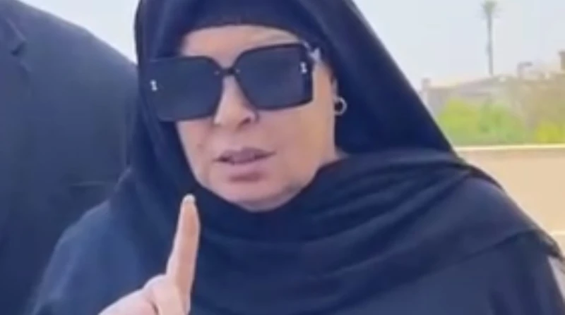 مشهد يبكي القلوب. فيفي عبده في حالة صدمة أثناء تشييع جثمان هاني شاكر