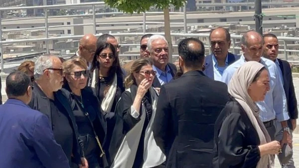 انهيار نهلة توفيق أثناء استقبال جثمان زوجها هاني شاكر
