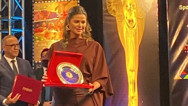 تكريم يسرا اللوزي عضو لجنة تحكيم في ختام مهرجان المركز الكاثوليكي للسينما