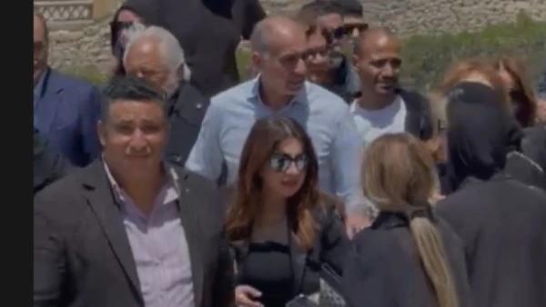 إلهام شاهين ولميس الحدادي يساندون زوجة الراحل هاني شاكر