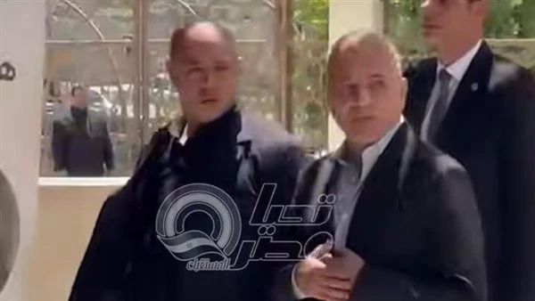 كان عزيز علينا كلنا. أحمد موسى يواسي أسرة هاني شاكر في جنازته