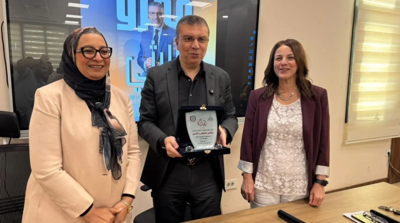 كلية الإعلام جامعة عين شمس تكرم عمرو الليثي كأفضل إعلامى في 2026