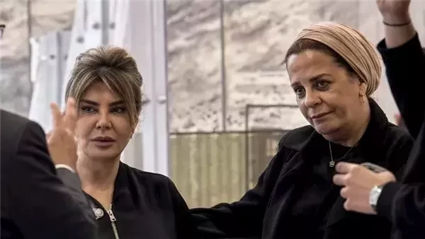 شاهد.. أول ظهور لابن وزوجة هاني شاكر في مطار شارل ديجول بباريس