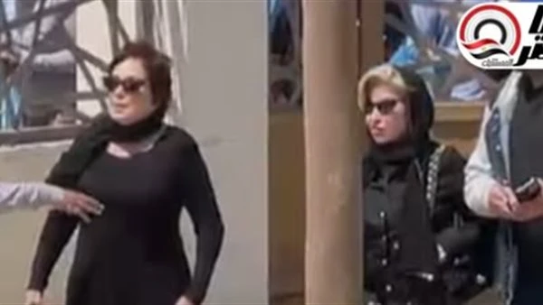 مش قادرة تمسك دموعها. انهيار لبلبة في جنازة الفنان هاني شاكر| فيديو