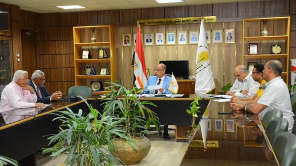 جامعة أسيوط تبحث تطوير مركز التجارب والبحوث الزراعية