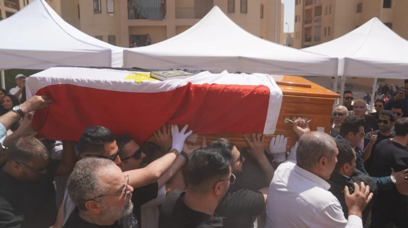 حزن وانكسار. 14 صورة من تشييع هاني شاكر بحضور نجوم الفن والإعلام