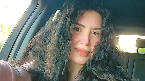 عبير صبري تشارك جمهورها صورا عفوية من سيارتها