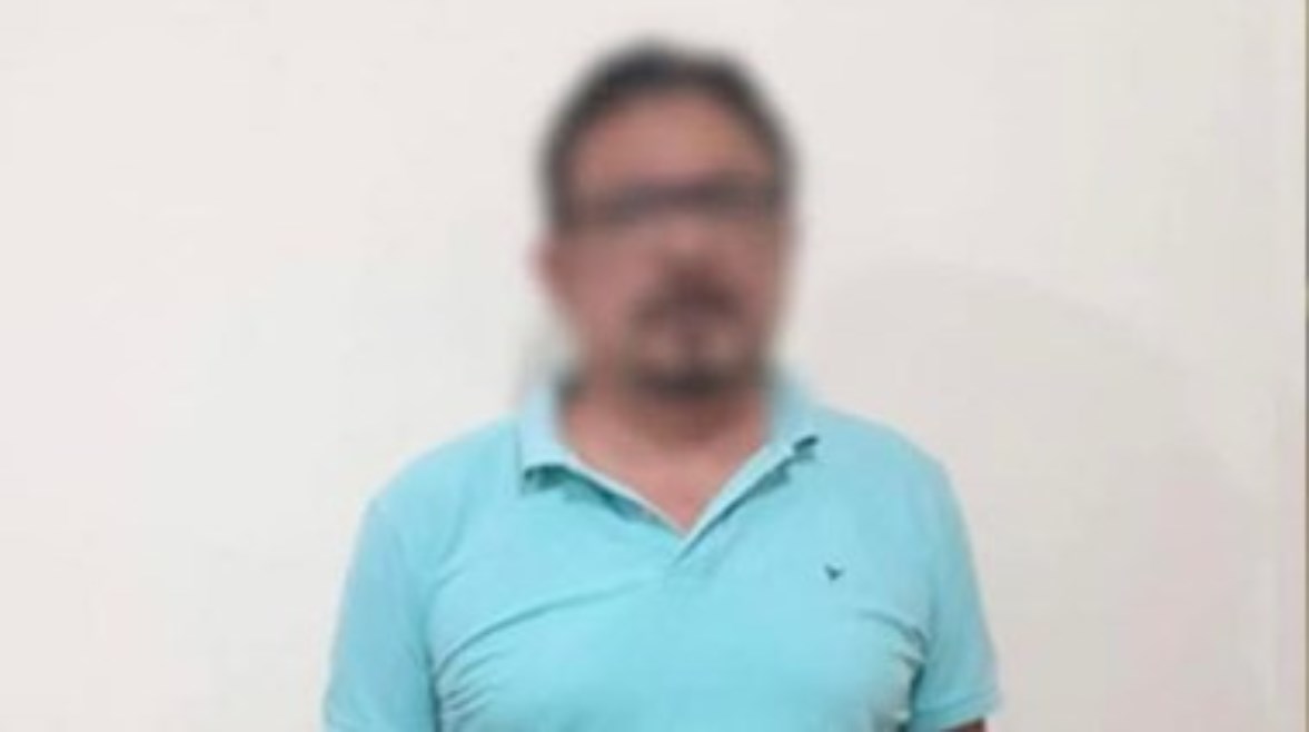 وسط حراسة مشددة.. وصول مالك مدرسة هابي لاند المتهم بالتعدي على صغار للمحكمة