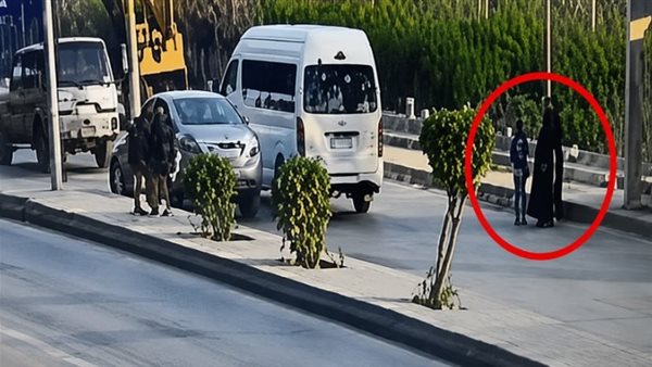 فاجعة على كورنيش المعصرة.. ميكروباص ينهي حياة جد وحفيدته ويصيب 3 آخرين