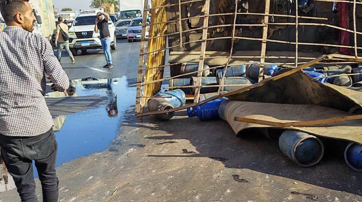الأنابيب على الطريق.. انقلاب سيارة نقل في بنها يعرقل المرور