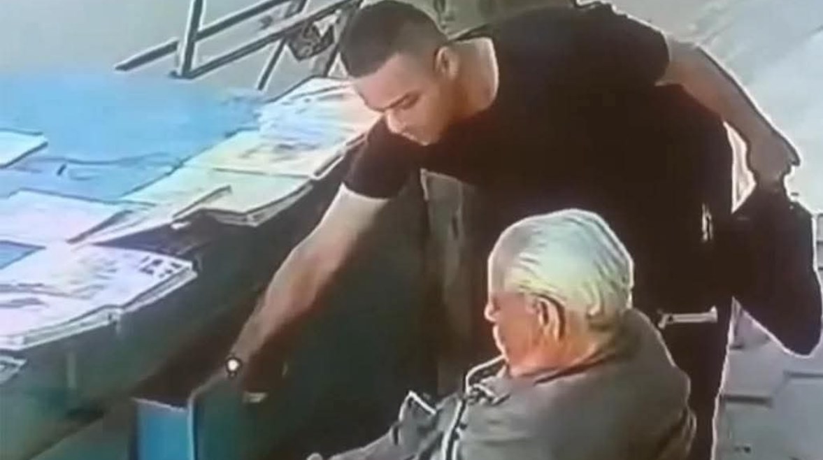 "المساعد ربنا". أول تعليق من بائع الجرائد المسن بعد سرقة عيديته بحلوان (خاص)