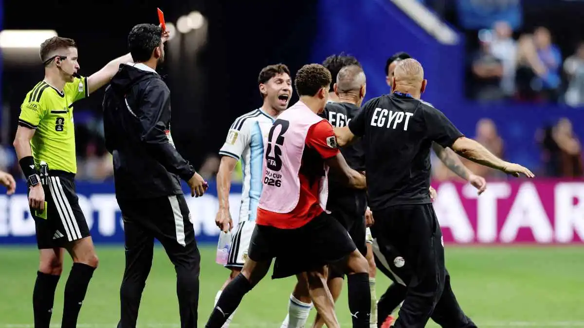 حكاية الفار اللي دخل الملاعب عشان يحقق العدالة وطلعنا منه بظلم اتش دي